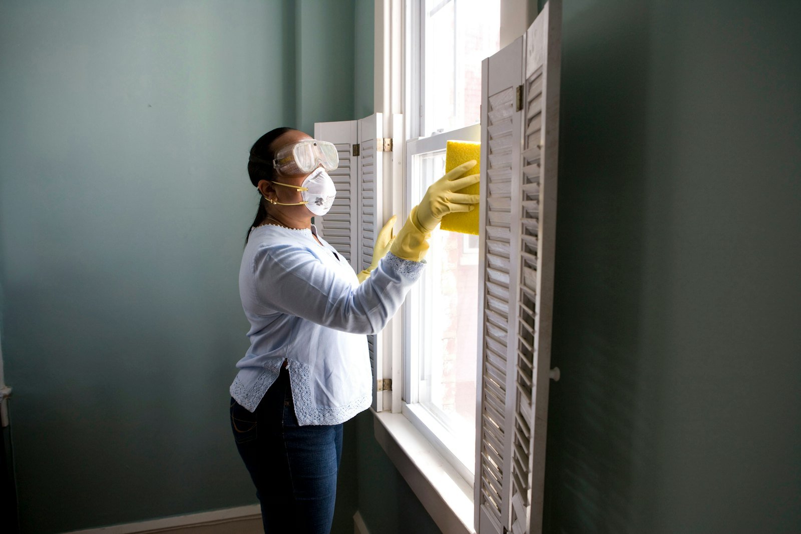 Reinigungskraft bei der Fensterreinigung